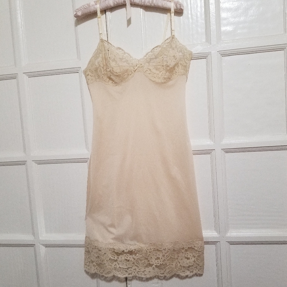 Vintage  'Olga' Cream Full Slip Lacey Cups & Hem Size 32 Made In USA